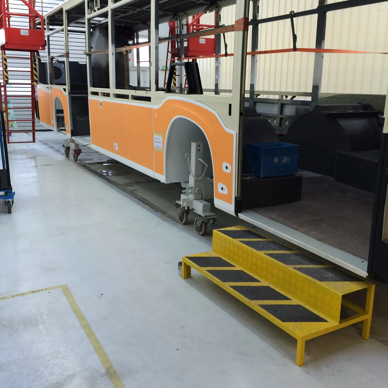 Carrosserie de bus en montage sur un sol en résine clair