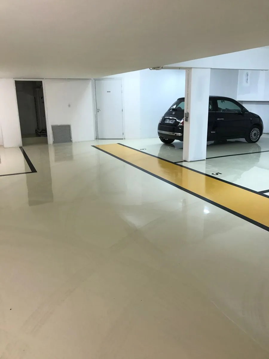 Places de parking et allée piétonne sur sol en résine
