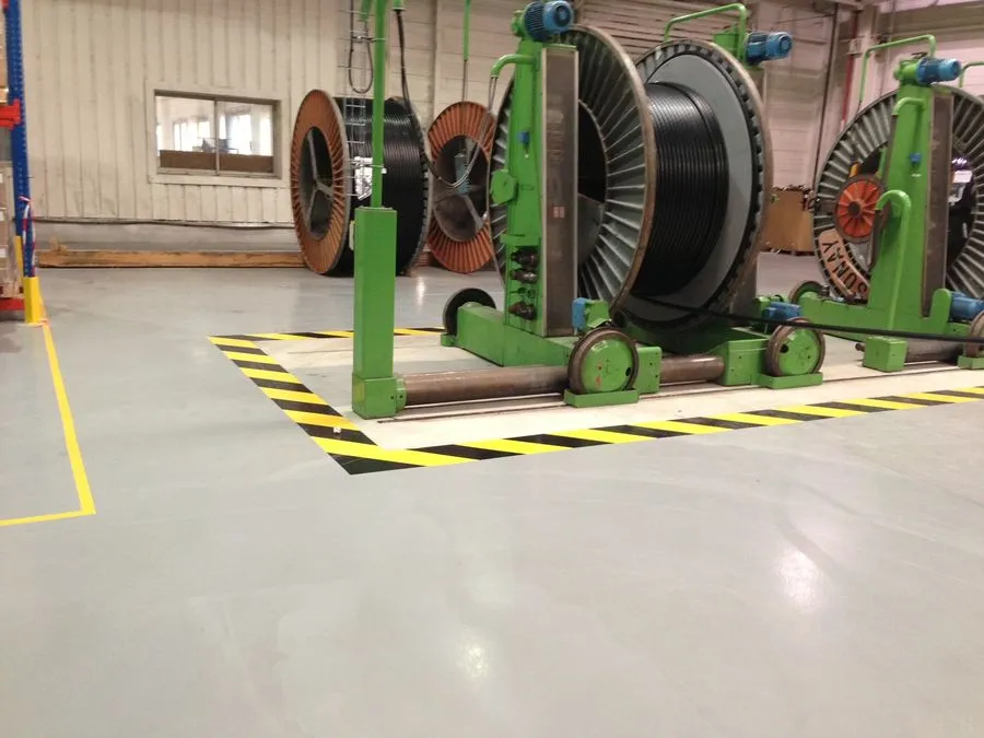 Zone de machine délimitée par un marquage jaune et noir