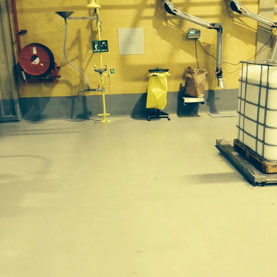 Sol résine jaune en zone industrielle