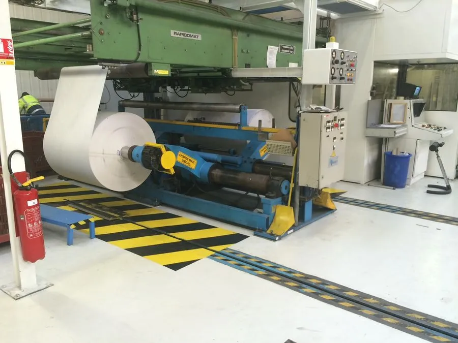 Machine de bobinage de papier, sol en résine et marquage de sécurité