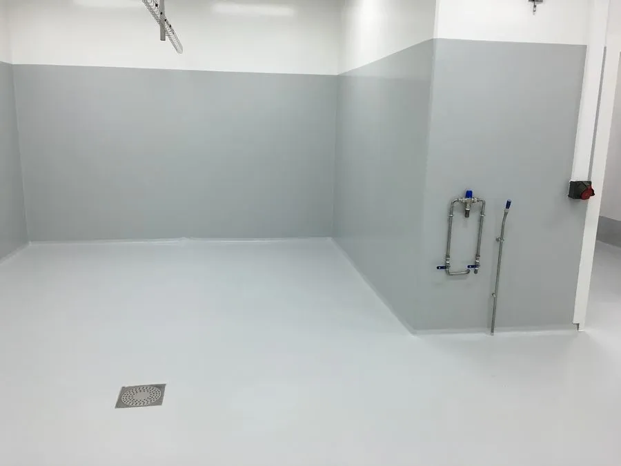 Salle propre au sol en résine gris clair, remonté en plinthe