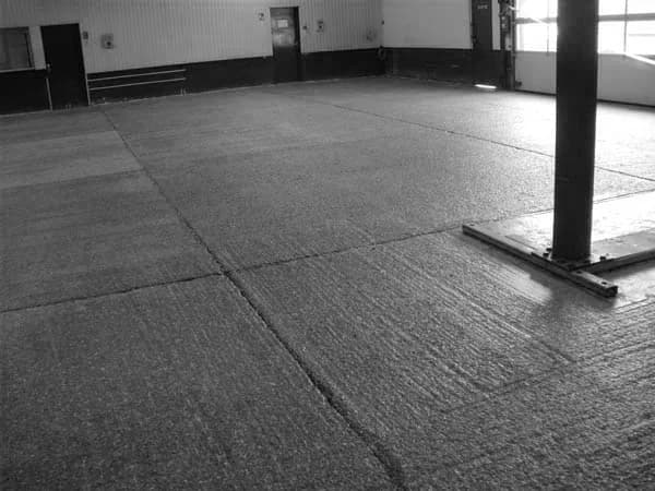 Sol raboté en bandes régulières dans un hall industriel
