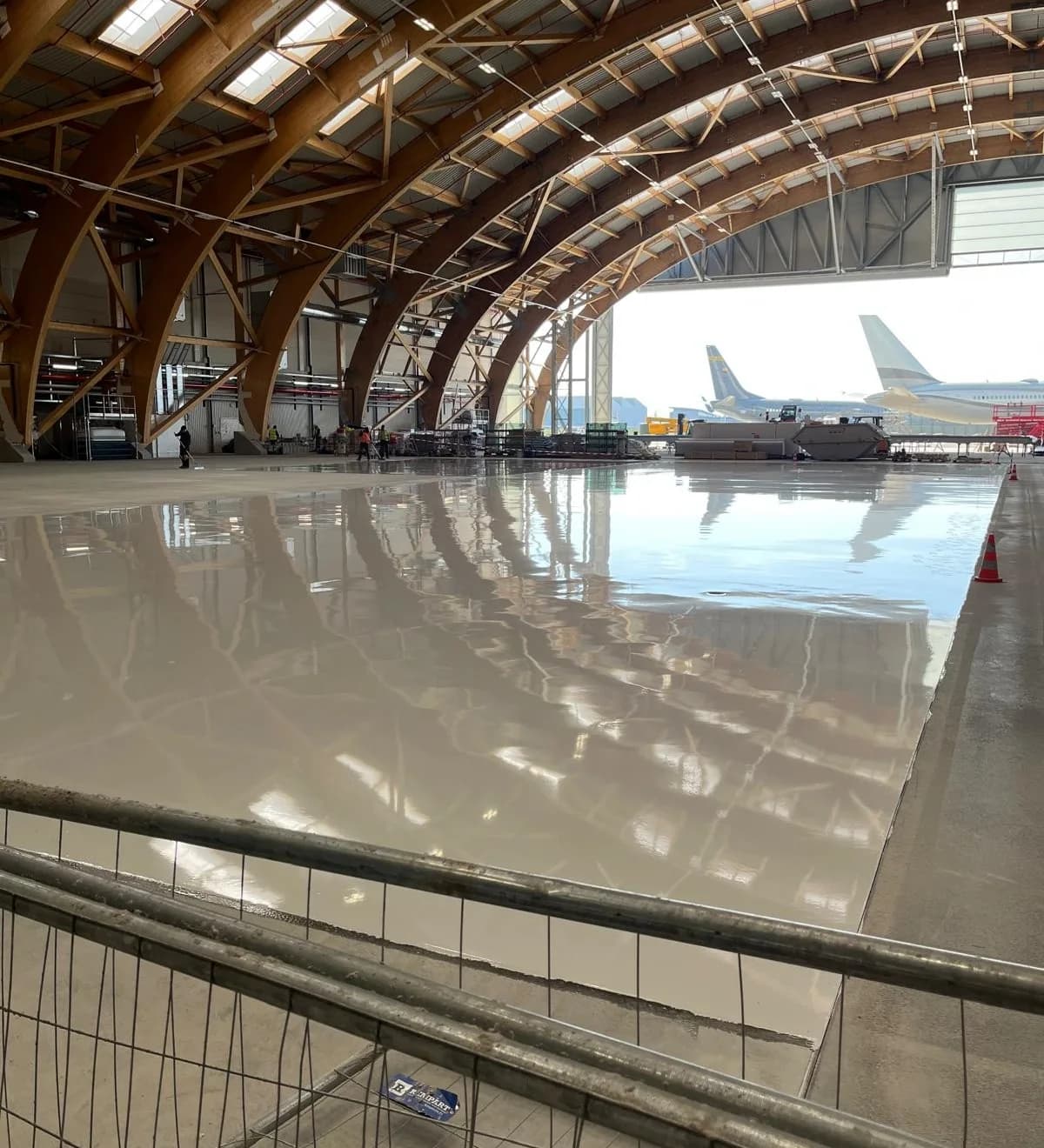 Hangar au sol en résine claire, charpente bois en arcs